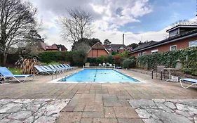 Arncott - Large Studio Flat With Outdoor Pool
